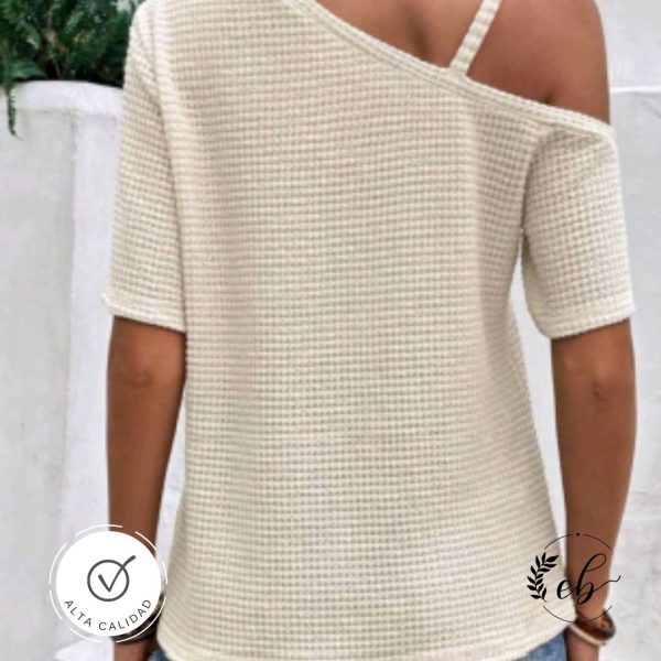 Blusa con diseño de cadena a cuello