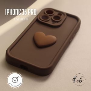 Estuche para iphone 15 pro color café con un corazon en alto relieve
