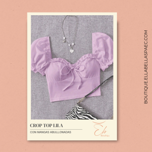 Crop top lila con mangas abullonadas y lazo en el escote sobre fondo gris, acompañado de collar plateado y bolso de estampado animal print.