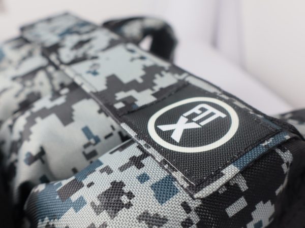 Chaleco lastrado de 22 libras Fitx con diseño camuflado, ideal para entrenamientos de alta intensidad como calistenia, running y cross-training.